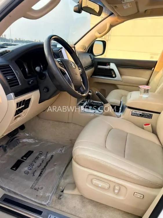 تويوتا لاند كروزر 2017 for Sale in الشارقة Image-17