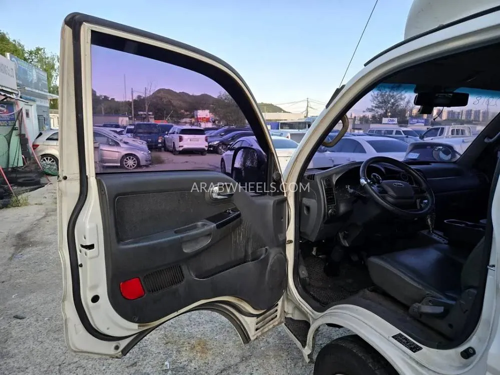 Kia Bongo 2017 for Sale in Sharjah Image-2