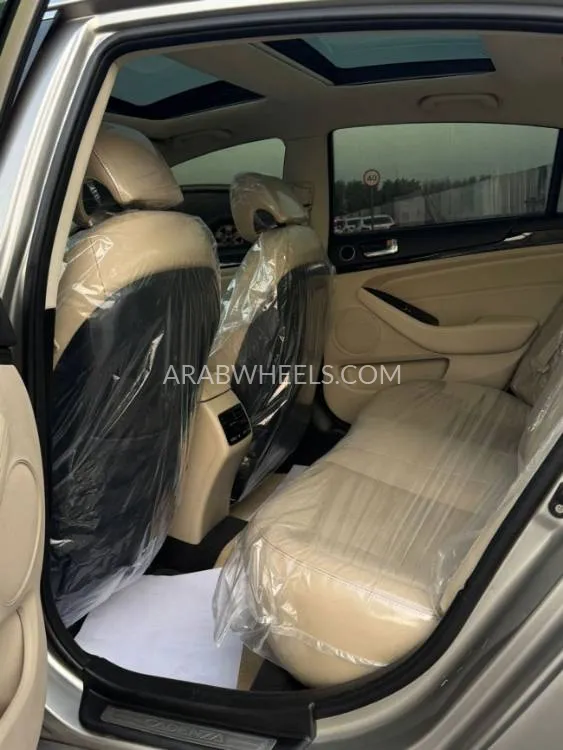 Kia Cadenza 2015 for Sale in Sharjah Image-10