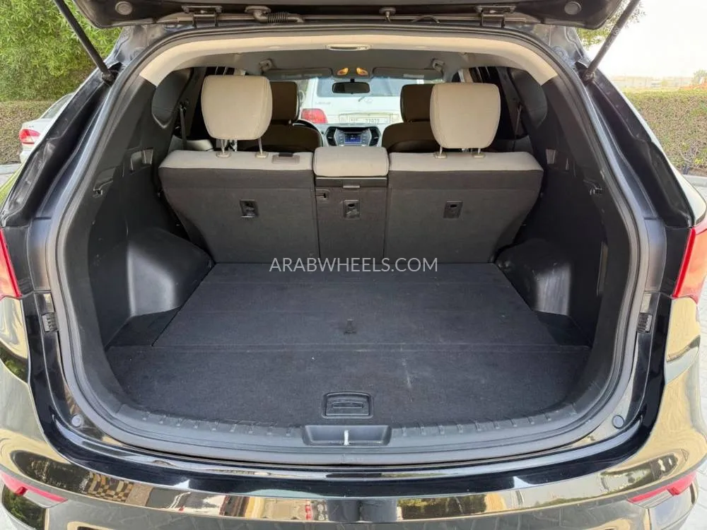 Hyundai Grand Santa Fe 2018 for Sale in Sharjah Image-12