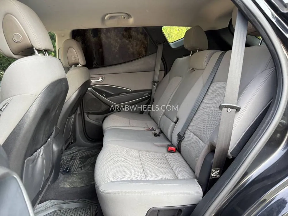 Hyundai Grand Santa Fe 2018 for Sale in Sharjah Image-16