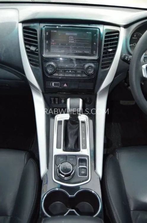 Mitsubishi Pajero 2018 for Sale in Dubai Image-10