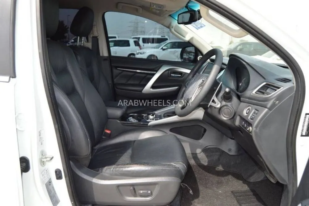 Mitsubishi Pajero 2018 for Sale in Dubai Image-13