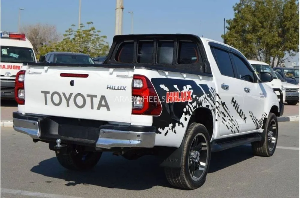 Toyota Hilux 2018 for Sale in Dubai Image-6