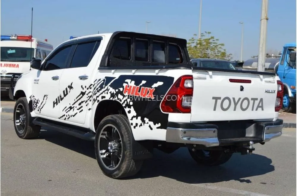 Toyota Hilux 2018 for Sale in Dubai Image-7