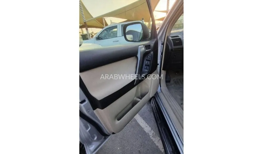 Toyota Land Cruiser Prado 2010 for Sale in Sharjah Image-10