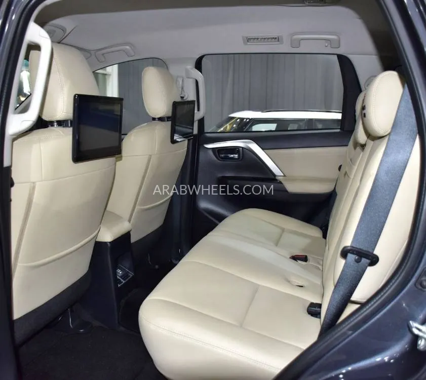 Mitsubishi Montero Sport 2023 for Sale in Dubai Image-16