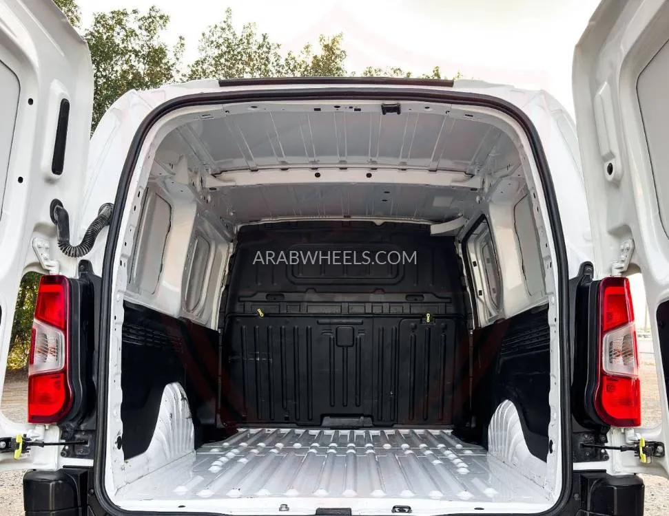 Peugeot Partner 2022 for Sale in Sharjah Image-11