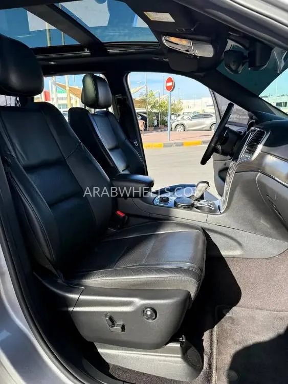 Jeep Cherokee 2018 for Sale in Sharjah Image-12