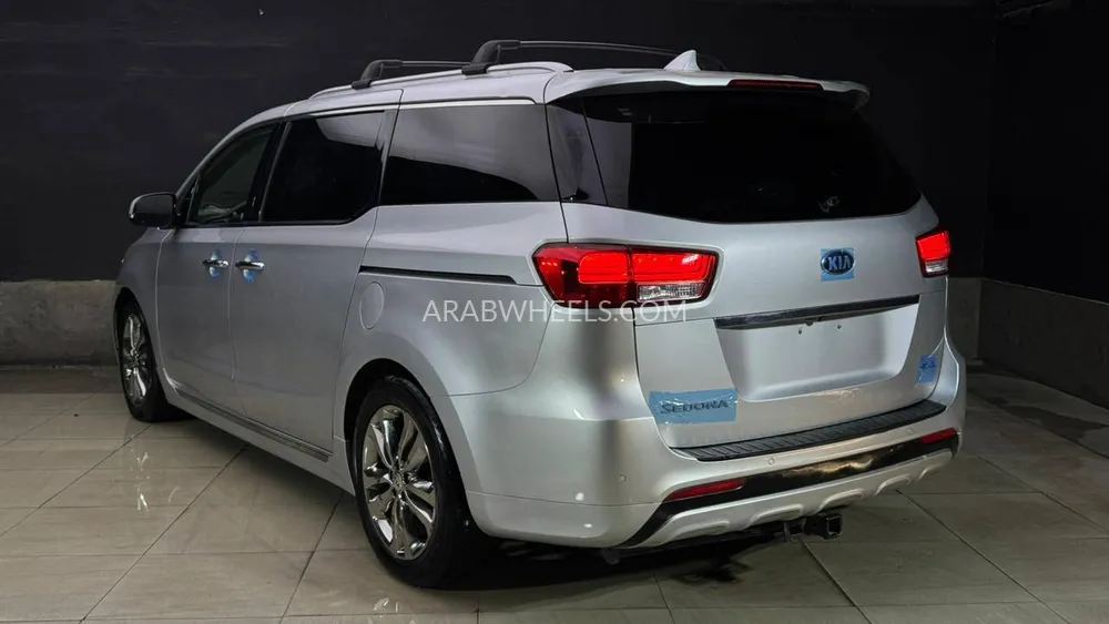 Kia Sedona 2017 for Sale in Sharjah Image-4
