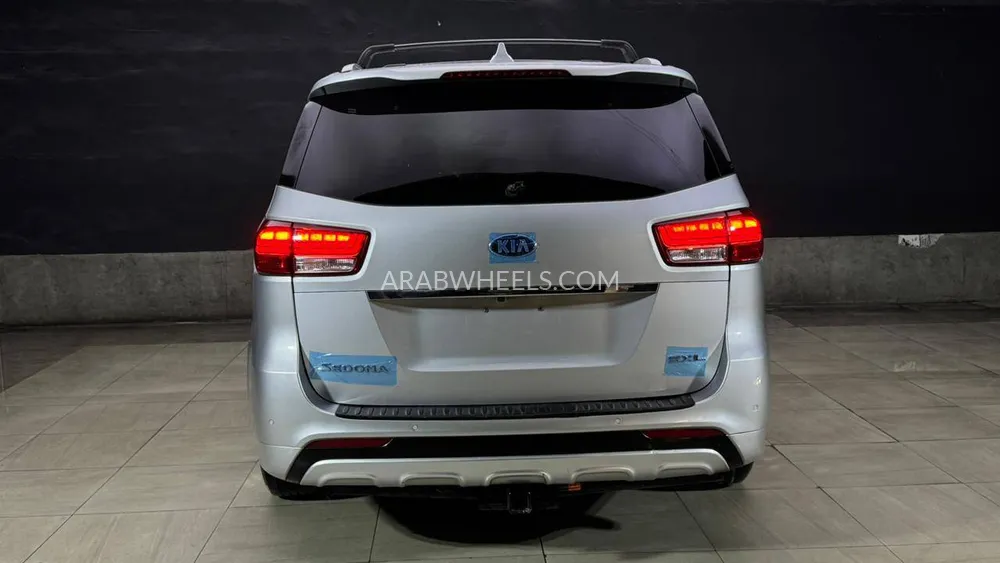 Kia Sedona 2017 for Sale in Sharjah Image-5