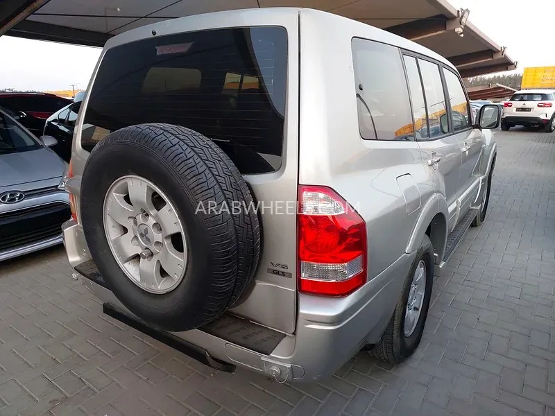Mitsubishi Pajero 2007 for Sale in Sharjah Image-2