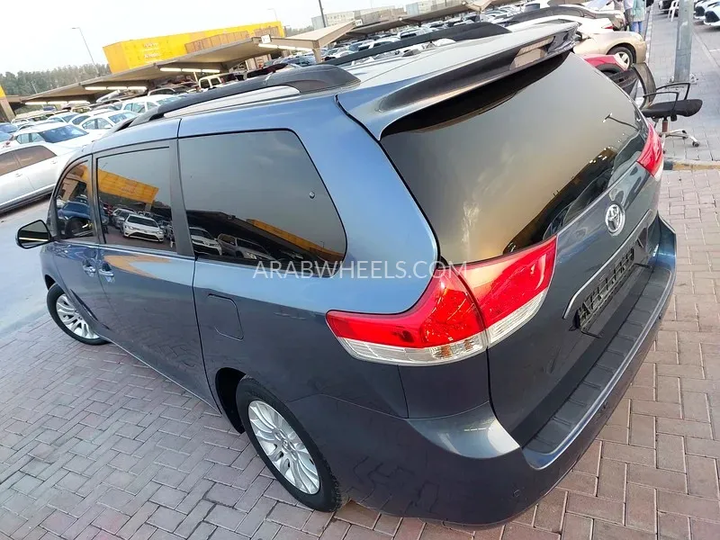 Toyota Sienna 2014 for Sale in Sharjah Image-15