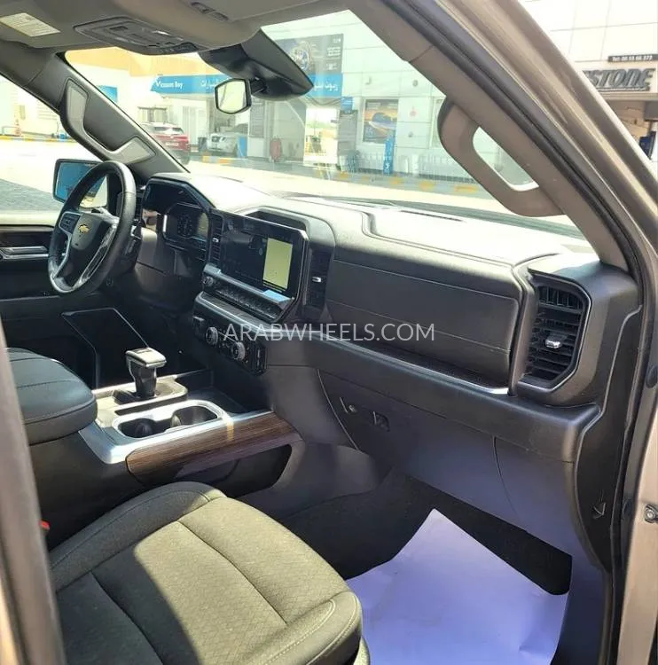 Chevrolet Silverado 2023 for Sale in Sharjah Image-4