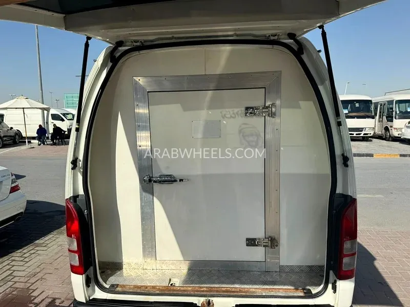 Toyota Hiace 2016 for Sale in Sharjah Image-5