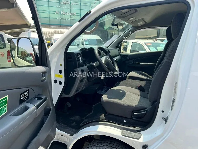Nissan Urvan 2020 for Sale in Sharjah Image-3