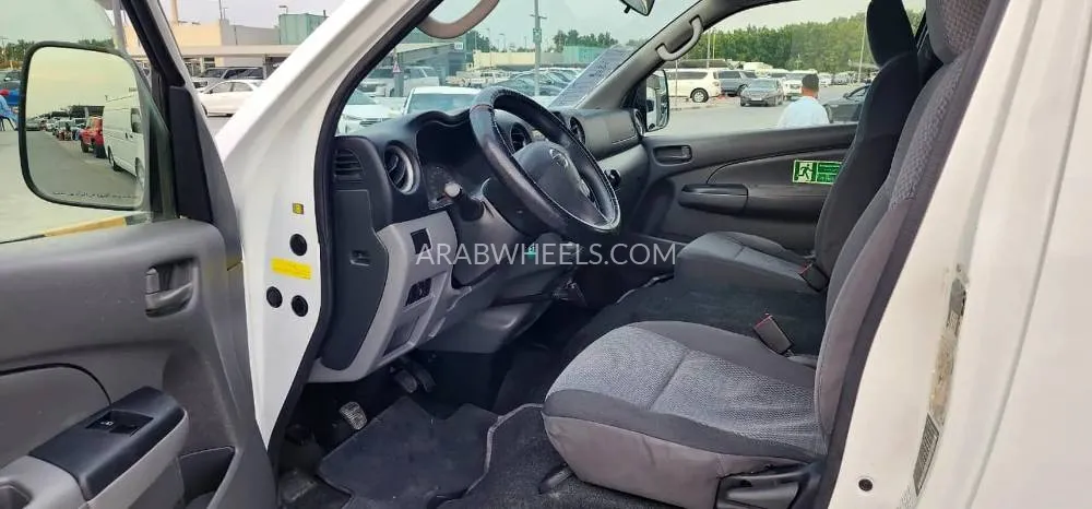 Nissan Urvan 2021 for Sale in Sharjah Image-7