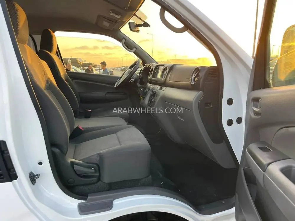 Nissan Urvan 2022 for Sale in Sharjah Image-4