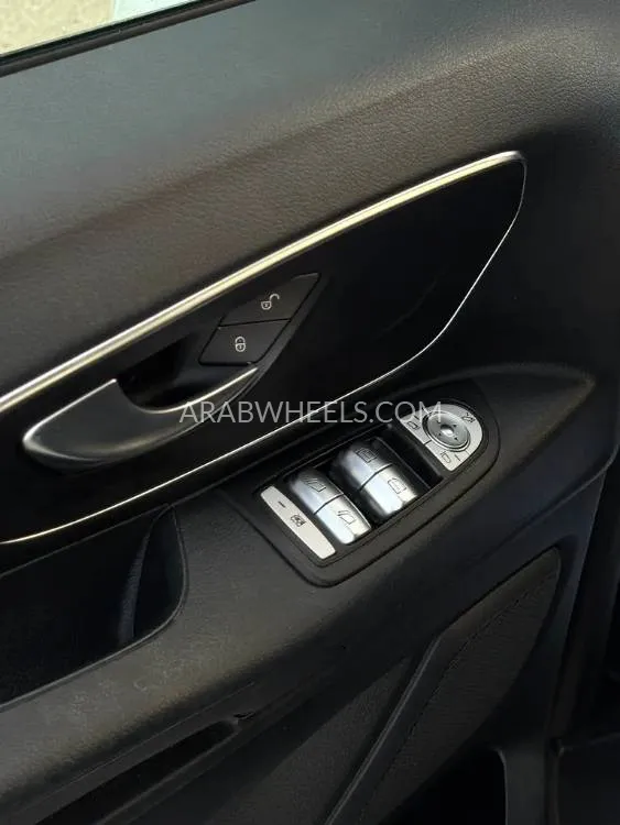 Mercedes Benz V Class 2018 for Sale in Abu Dhabi Image-2