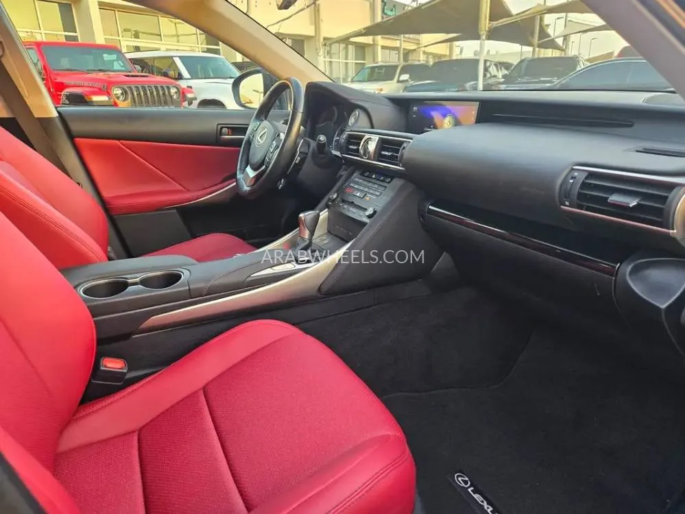 لكزس IS 2020 for Sale in الفجيرة Image-3