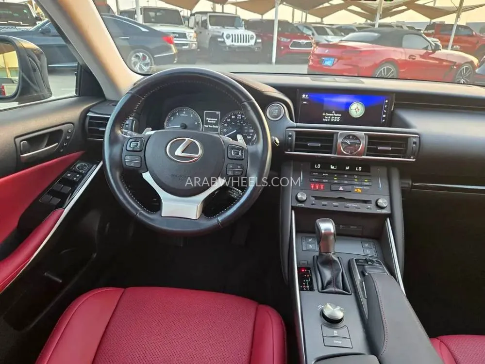 لكزس IS 2020 for Sale in الفجيرة Image-12