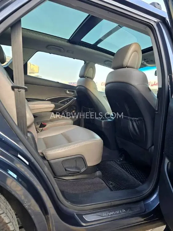 Hyundai Grand Santa Fe 2017 for Sale in Ajman Image-11