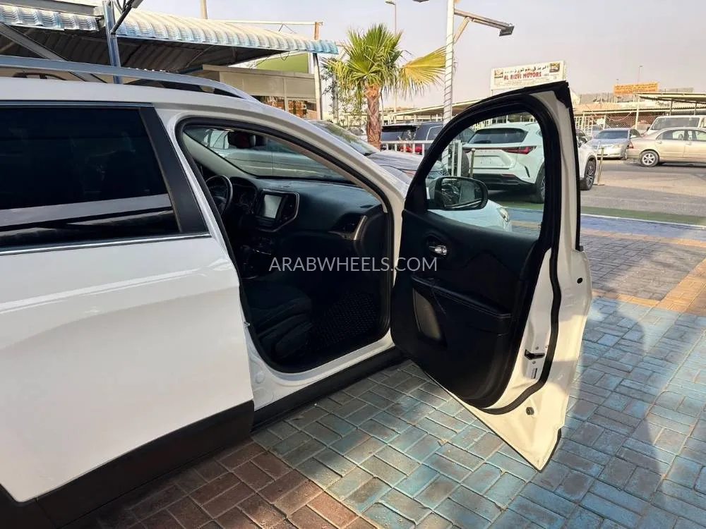 Jeep Cherokee 2016 for Sale in Ajman Image-2
