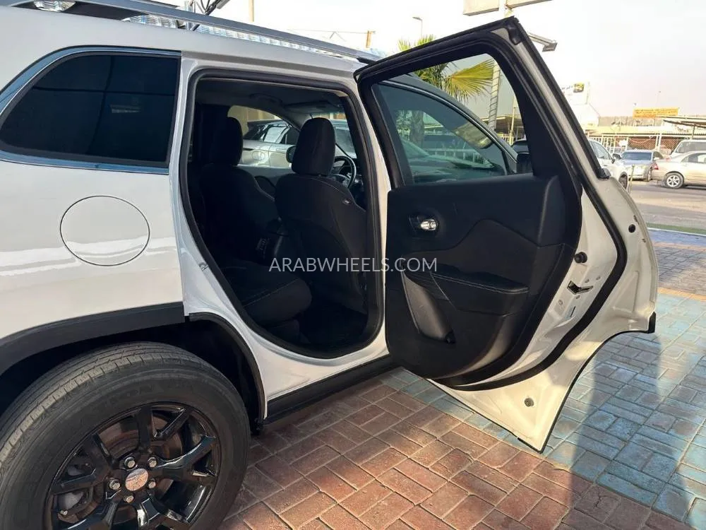 Jeep Cherokee 2016 for Sale in Ajman Image-4
