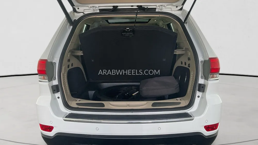 Jeep Grand Cherokee 2018 for Sale in Sharjah Image-14