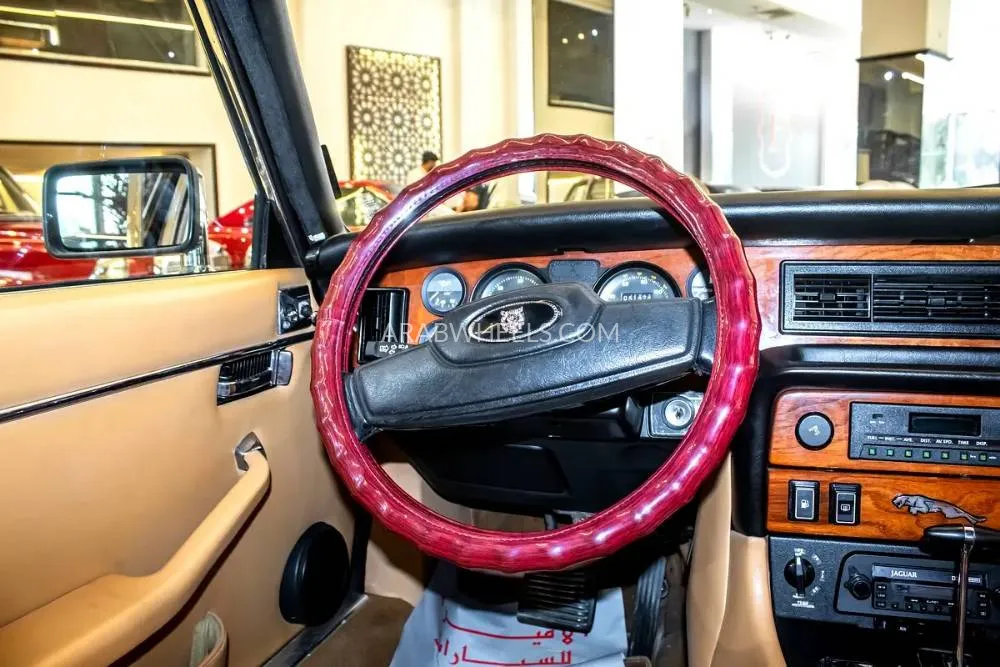 Jaguar XJ 1983 for Sale in Abu Dhabi Image-2