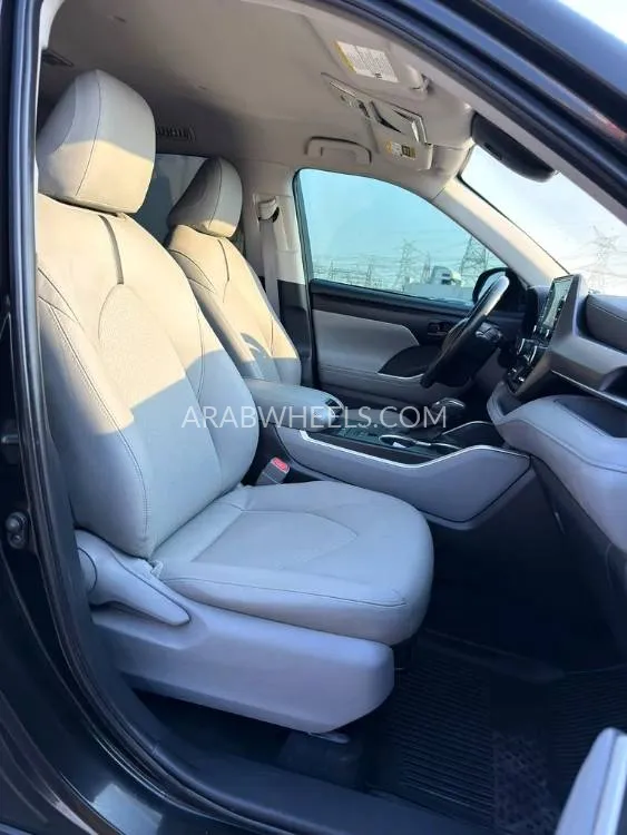Toyota Grand Highlander 2020 for Sale in Dubai Image-2