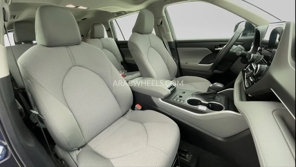 Toyota Highlander 2023 for Sale in Dubai Image-26