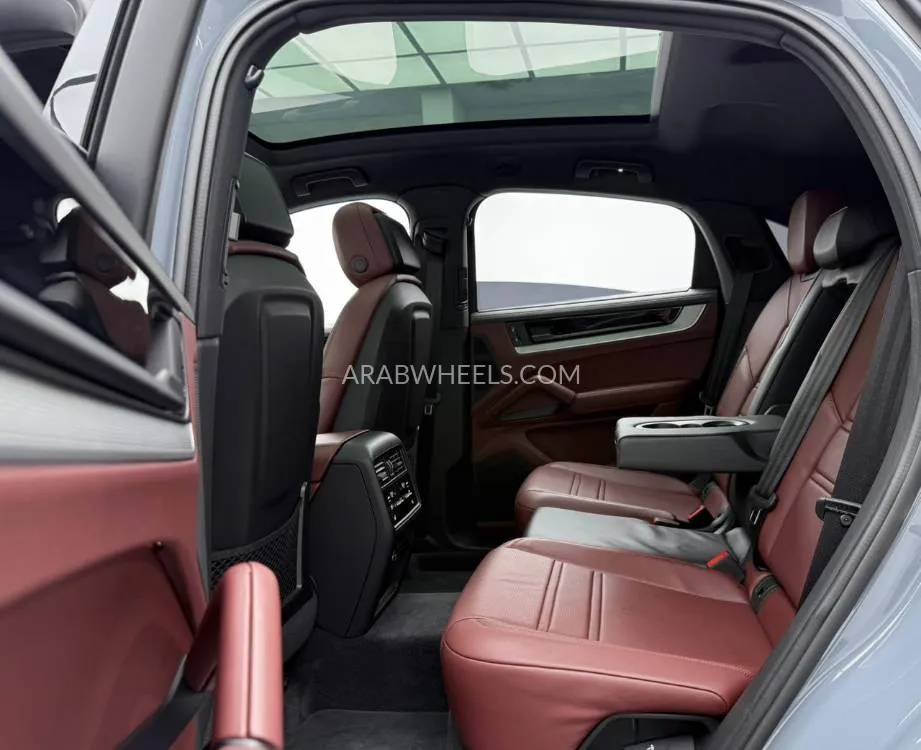 Porsche Cayenne 2024 for Sale in Dubai Image-18