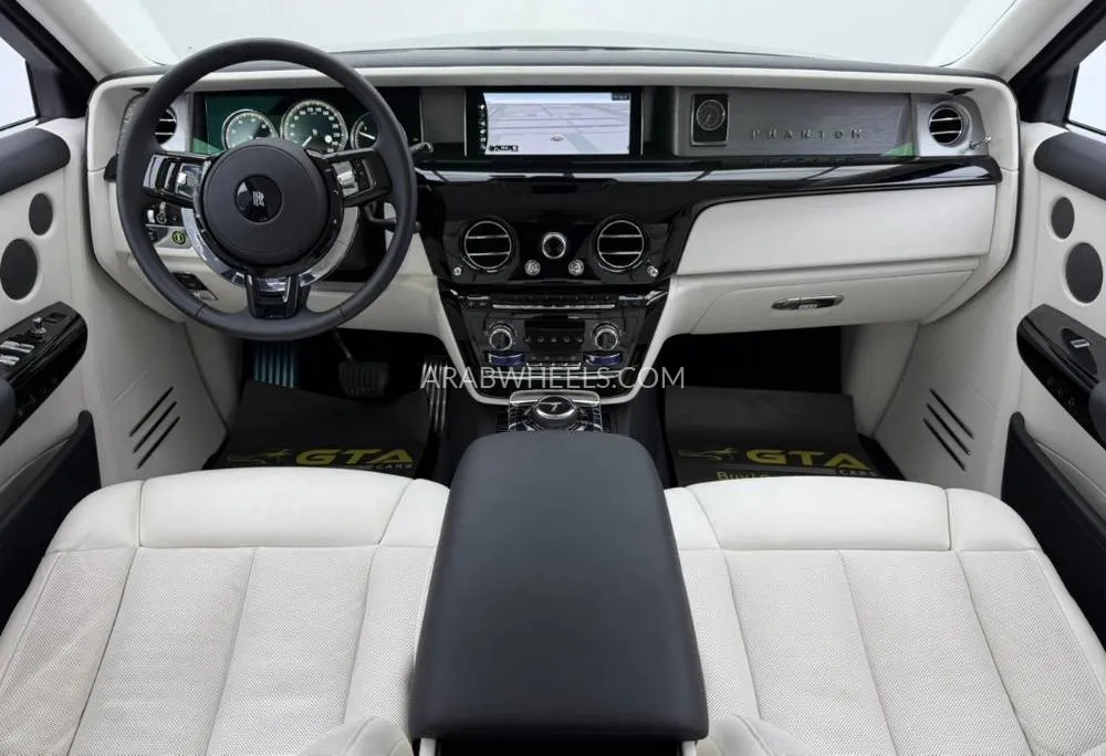 Rolls Royce Phantom 2024 for Sale in Dubai Image-12