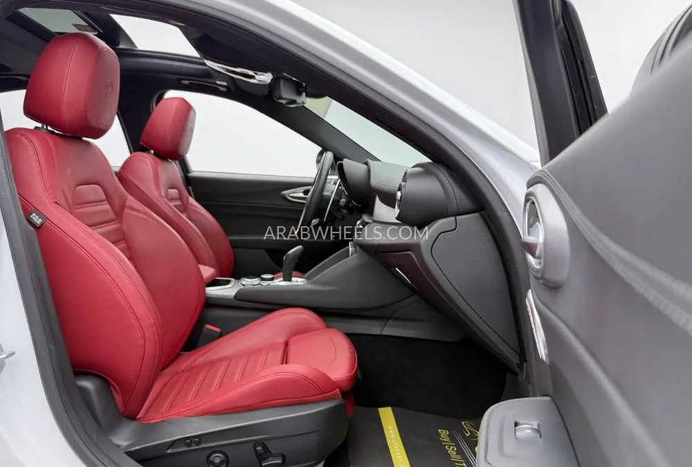 Alfa Romeo Giulia 2024 for Sale in Dubai Image-11