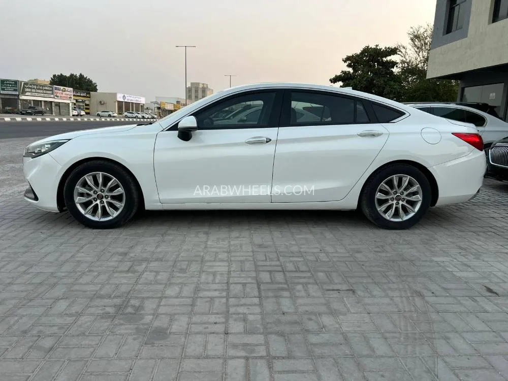 Hongqi H5 2019 for Sale in Ras Al Khaimah Image-3