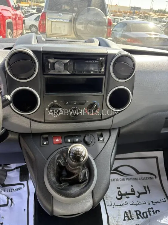 Peugeot Partner 2014 for Sale in Sharjah Image-8