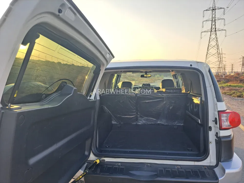 Toyota FJ Cruiser 2011 for Sale in Sharjah Image-11