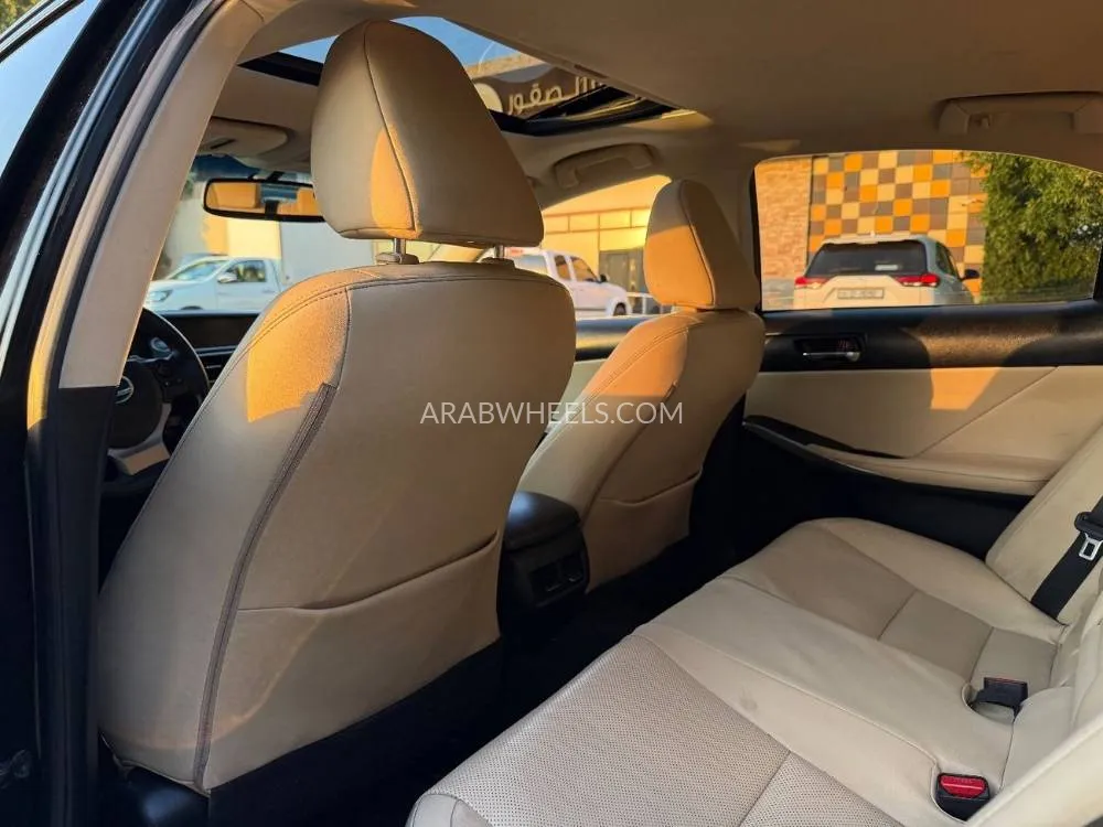 Lexus IS 2014 for Sale in Sharjah Image-8