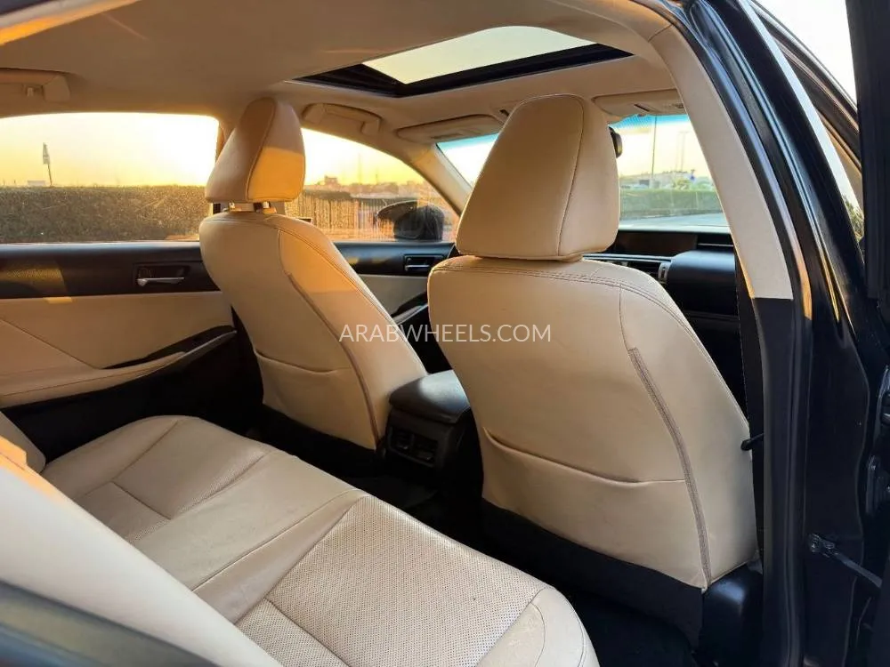 Lexus IS 2014 for Sale in Sharjah Image-10