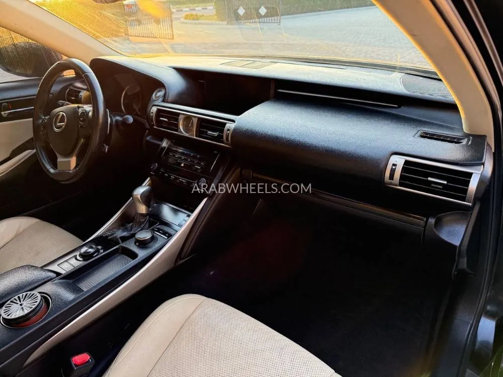 Lexus IS 2014 for Sale in Sharjah Image-17