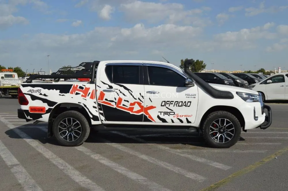 Toyota Hilux 2021 for Sale in Dubai Image-5