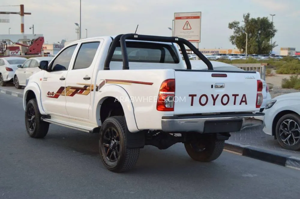 Toyota Hilux 2015 for Sale in Dubai Image-6
