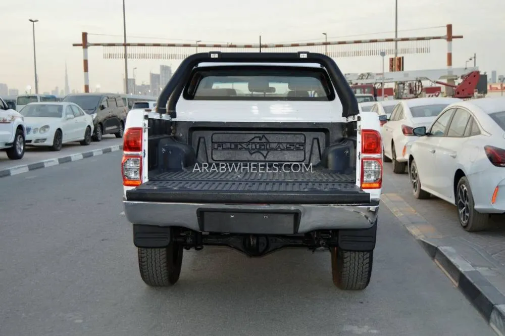 Toyota Hilux 2015 for Sale in Dubai Image-9