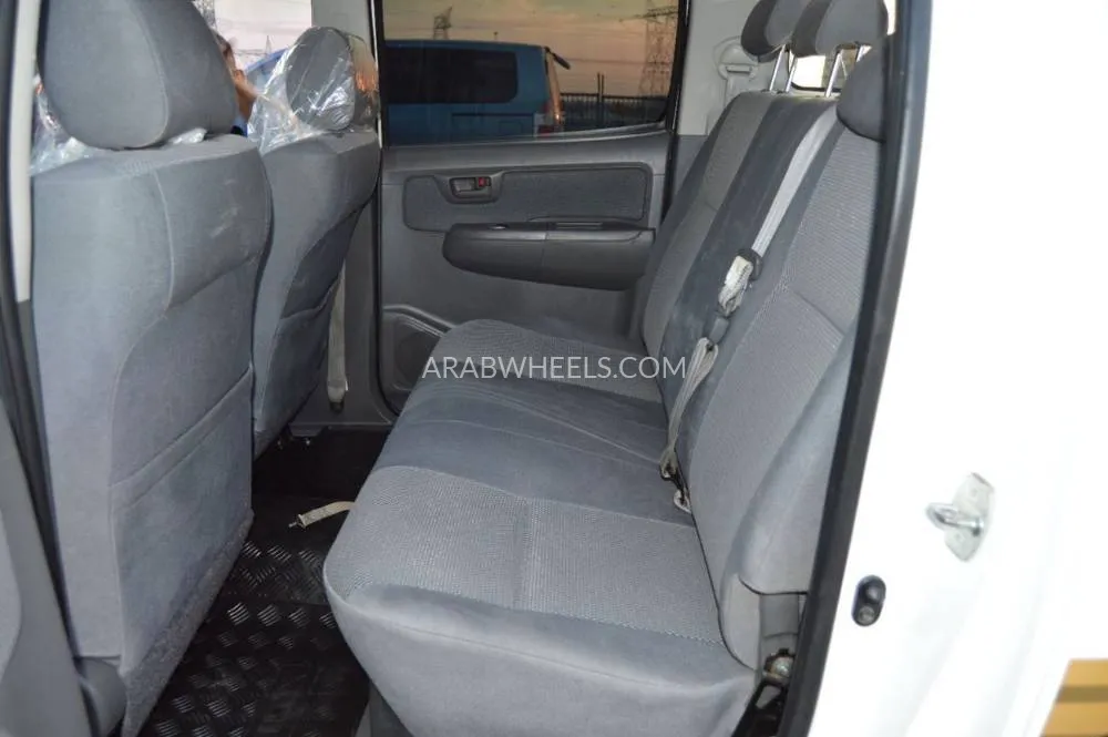 Toyota Hilux 2015 for Sale in Dubai Image-13