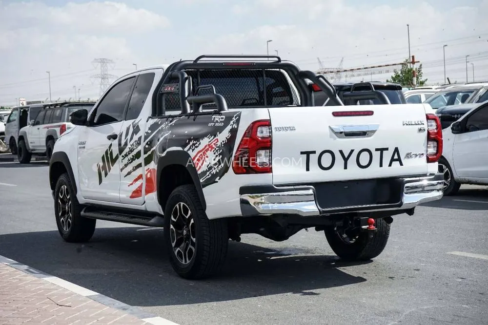 Toyota Hilux 2021 for Sale in Dubai Image-7