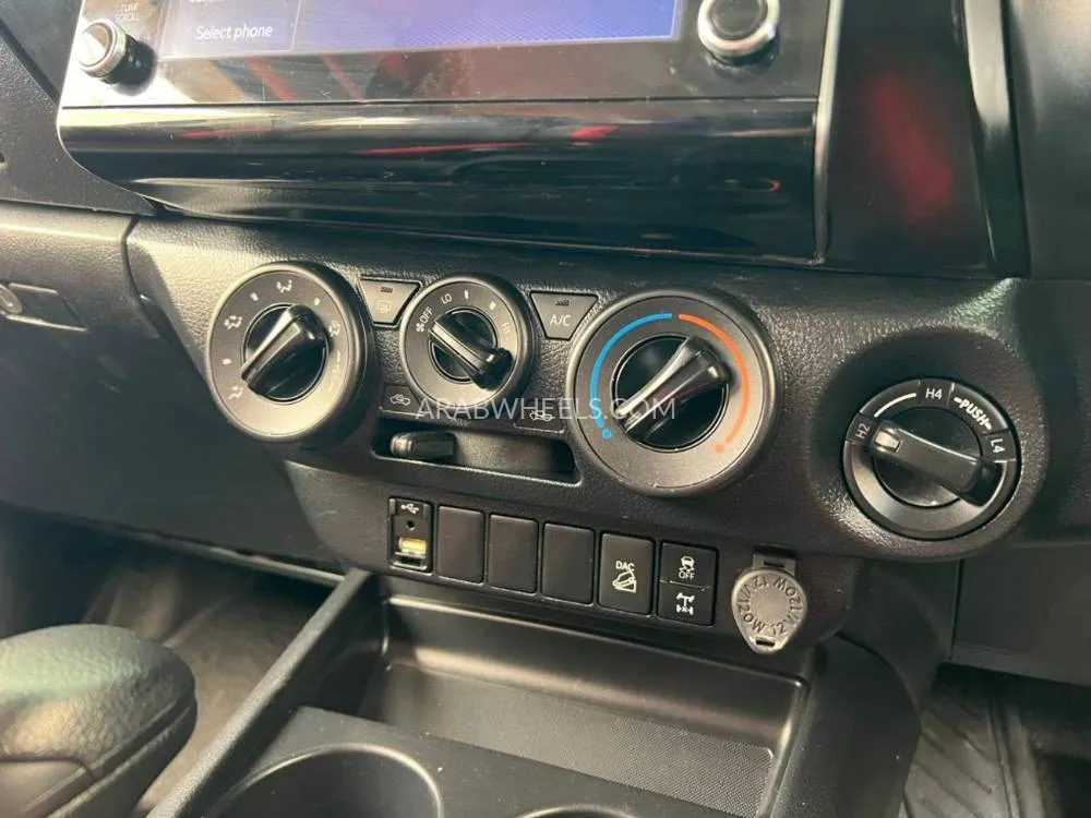 Toyota Hilux 2022 for Sale in Dubai Image-24