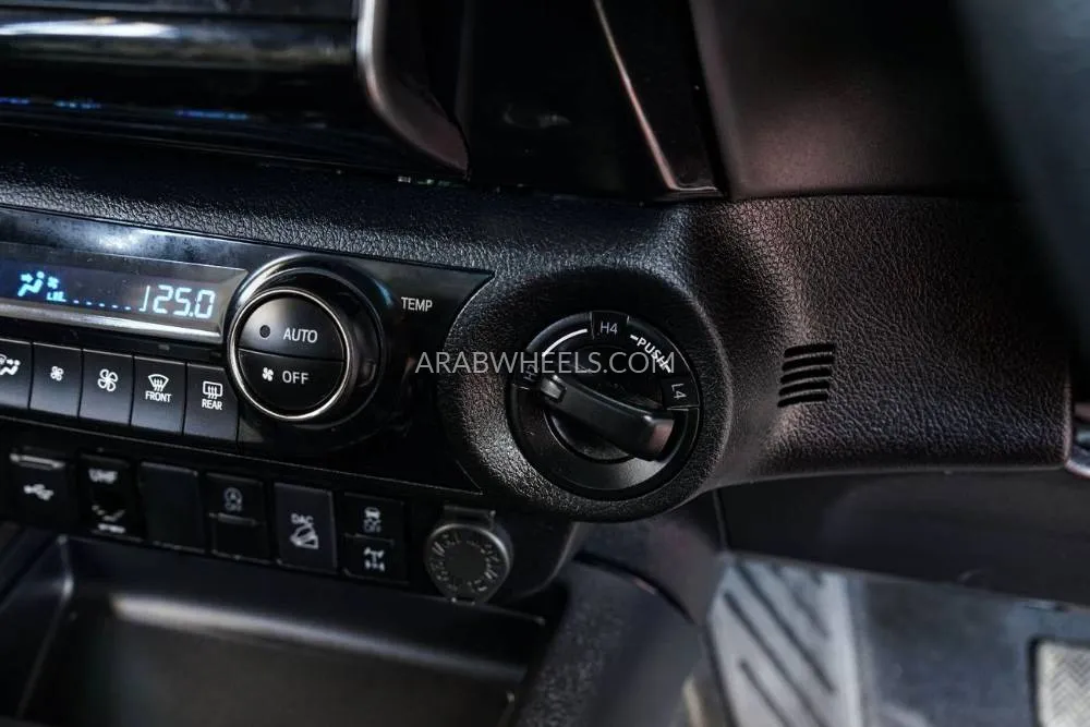 Toyota Hilux 2024 for Sale in Dubai Image-16