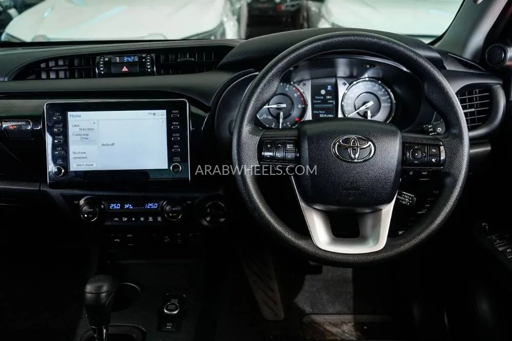 Toyota Hilux 2024 for Sale in Dubai Image-20