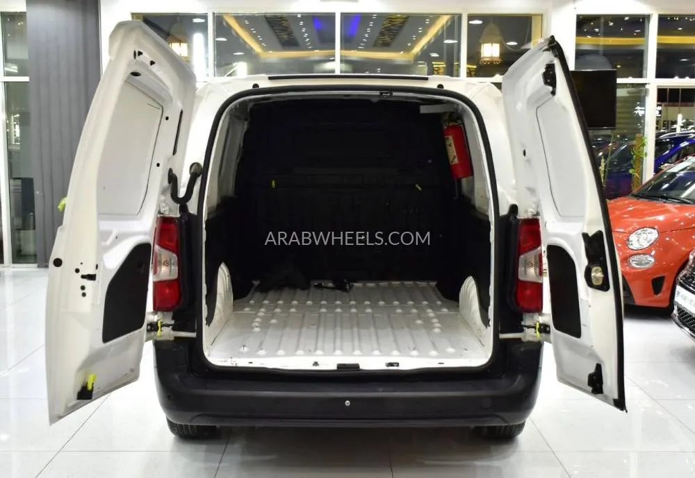 Peugeot Partner 2022 for Sale in Dubai Image-8